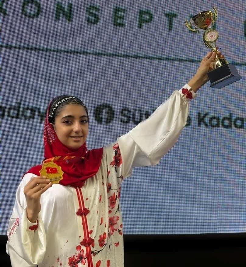ثنای عزیز، در مسابقات ورزش ووشو بینالمللی ترکیه، مقام مدال طلا را کسب نمودند.