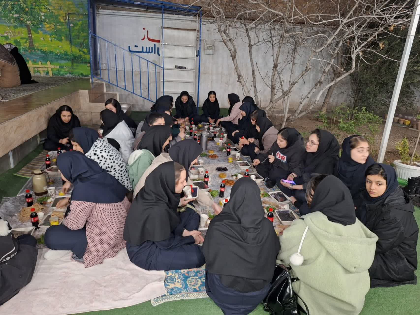 با یاد و خاطره افطاری سال گذشته دبیرستان آتیه سازان